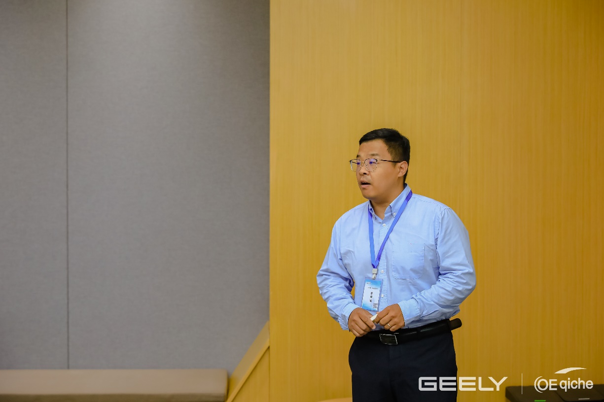 男子站在房间里AI 天生的内容可能不准确。。。。。。。。